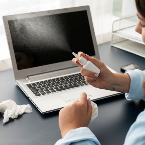 Hałasujący wiatrak w laptopie - jak usunąć kurz w 4 krokach?